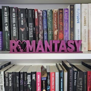Letrero de Romantasy, placa de Romantasy, letrero de tropo literario, letrero de género literario, letrero de lectura, letrero de estantería, decoración de estantería, decoración literaria
