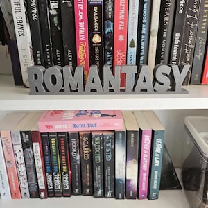 Letrero de Romantasy, placa de Romantasy, letrero de tropo literario, letrero de género literario, letrero de lectura, letrero de estantería, decoración de estantería, decoración literaria