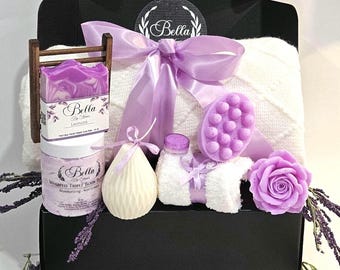 Lavendel Spa Presentask: Stickad Filt, Ljus & Handgjorda Tvålar