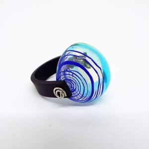 Elegant turkos bubbelglasring - Handgjord lampworkpärla med svart silikonband bild 3