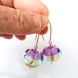 Regenbogen-Glasperlen-Statement-Ohrringe – mehrfarbiges Fuchsia, Aqua und Gelb – lange goldgefüllte Haken – handgefertigte Boho-Ohrringe – einzigartig