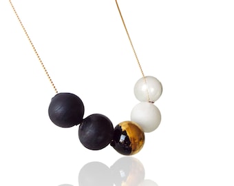Squisita collana con perline di vetro geometriche bianche e nere - Pezzo minimalista fatto a mano