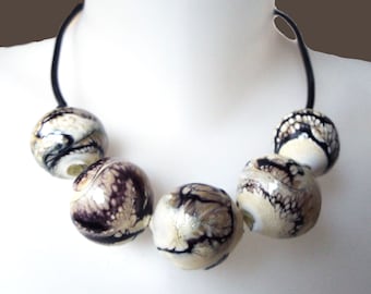 Collana con ciondolo in vetro organico bianco e nero - Perline fatte a mano in vetro soffiato - Gioielli di design unici