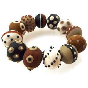 Handgemaakte etnische stretcharmband met glaskraal - statement sieraden in Afrikaanse stijl
