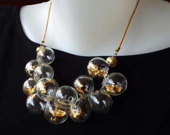 Collar babero de cuentas de vidrio hechas a mano – Transparente y hoja dorada, cordón de cuero