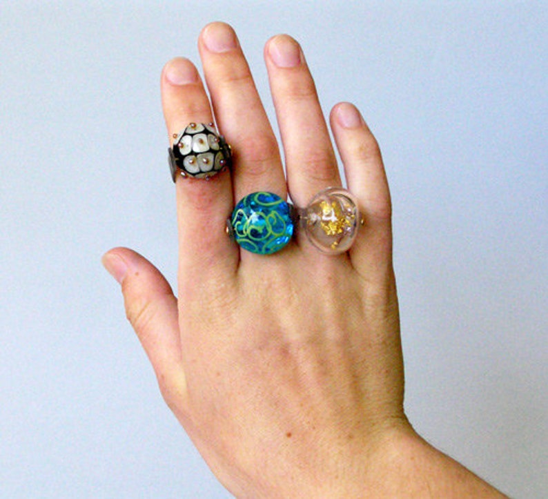Elegant turkos bubbelglasring - Handgjord lampworkpärla med svart silikonband bild 4