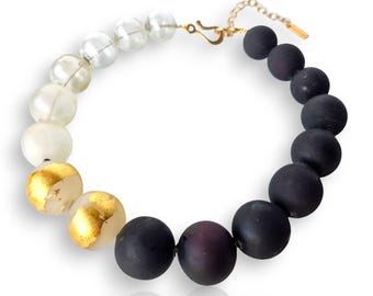 Collana con ciondolo in bianco e nero, collana con perline in vetro soffiato a bolle - Gioielli artigianali in vetro soffiato
