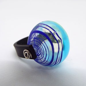 Elegant turkos bubbelglasring - Handgjord lampworkpärla med svart silikonband bild 1