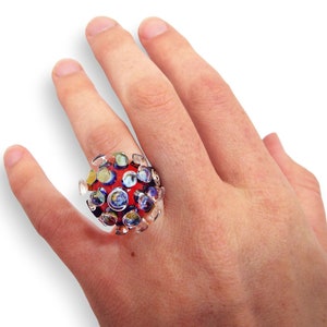 Roter Kunst-Statement-Ring aus Glas – Handgefertigter zeitgenössischer Cocktail-Stil mit schillernden Details