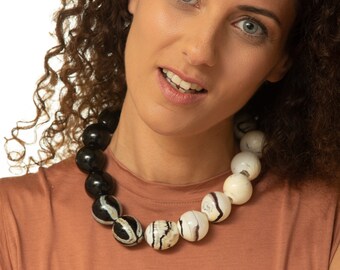 Collana in vetro soffiato: perline bianche e nere, chiusura in argento