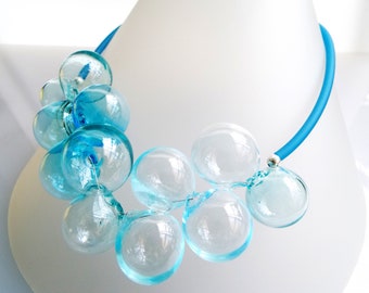 Collar babero de burbujas de cristal turquesa hecho a mano - Collar llamativo azul océano - Joyería de verano con cuentas de vidrio soplado