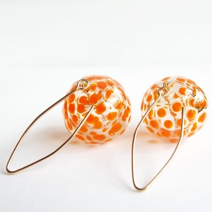 Orange gepunktete lange Glasohrringe mit goldgefüllten Haken – handgefertigter Statement-Schmuck
