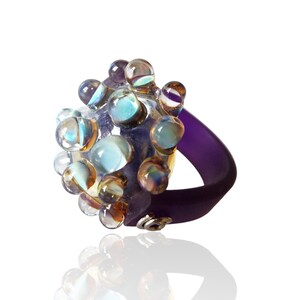 Bague de cocktail fantaisie en verre violet - Bijoux bohème artisanaux avec détails irisés uniques