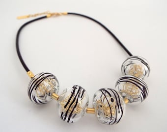 Collana con perline di vetro spesse: gioielli importanti in bianco e nero