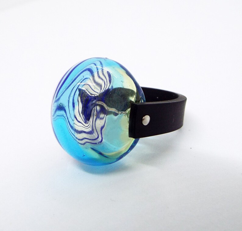 Elegant turkos bubbelglasring - Handgjord lampworkpärla med svart silikonband bild 2