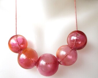 Collana con perline di vetro rosa fatte a mano - Gioielli massicci in stile boho per lei