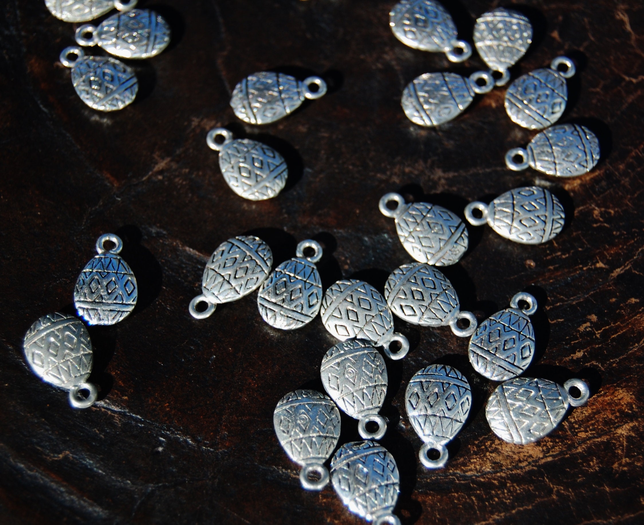 アンティークシルバーのイースターエッグチャーム：ピューター