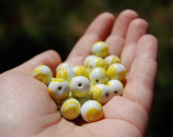 100 Perles En Verre Anciennes Plates Rondes Jaunes - Vintage - Inde