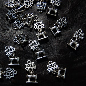 Sterling Silber Nähmaschine Charm Anhänger mit Gravur: &#39;I Love to Sew&#39; (1 Anhänger)