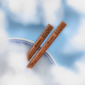 Personalisierte japanische Holzstäbchen - Geschenk mit individueller Gravur - Einzigartiges Geschenk, das für Sushi-Liebhaber, Hochzeitsgeschenke oder Feinschmecker perfekt ist