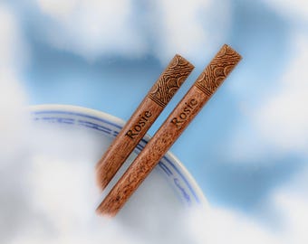 Personalisierte japanische Holzstäbchen - Geschenk mit individueller Gravur - Einzigartiges Geschenk, das für Sushi-Liebhaber, Hochzeitsgeschenke oder Feinschmecker perfekt ist