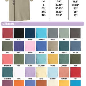 Puede incluir: Tabla de tallas de camisetas para adultos, con medidas en pulgadas para las tallas S a 3XL. La tabla incluye las dimensiones del pecho y la longitud. Una carta de colores muestra varios tonos, incluyendo Crimson, Black y Lagoon Blue.