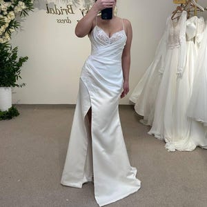 Satin-Brautkleid mit Spitzeneinsätzen, Brautkleid mit langem Seitenschlitz, Sondergröße