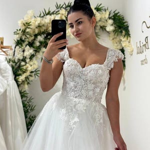 Vestido de noiva marfim com espartilho de renda, vestido de noiva em tule com corte em A, saia princesa brilhante e alças tomara que caia