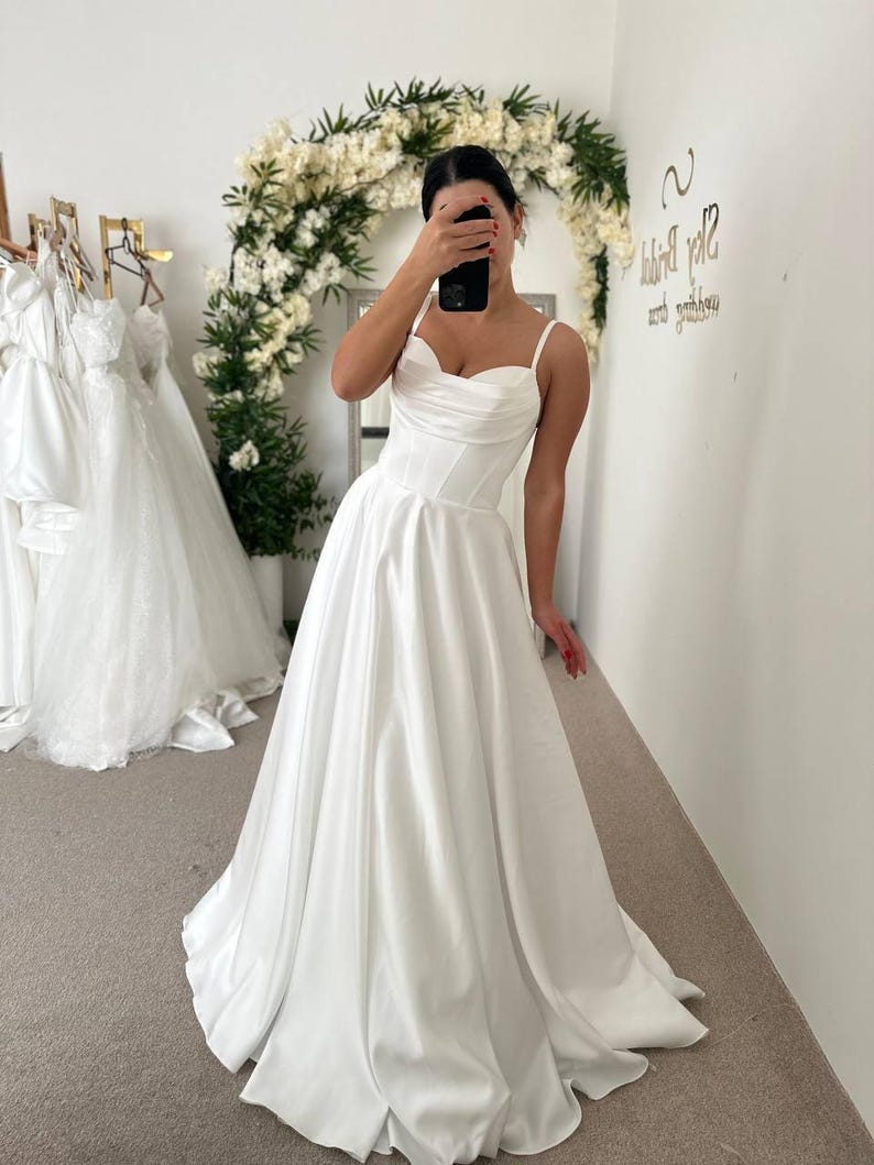 Robe de mariée trapèze corset satin traîne, décolleté cœur