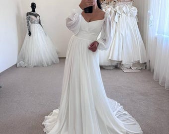 Sukienka z dekoltem w serek i długimi rękawami, dopasowanym gorsetem, eleganckim plecionym detalem, płynnymi fałdami, obszernymi rękawami, wyjątkowa suknia ślubna