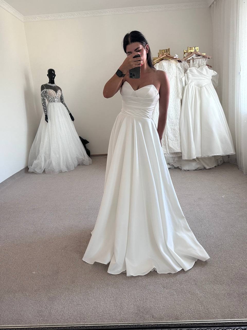 Klassisches fließendes trägerloses Hochzeitskleid, einfaches elegantes Satin-Weihnachtsfeierkleid, drapiertes standhaftes Hochzeitskleid, fließendes Maxi-Boho-Kleid