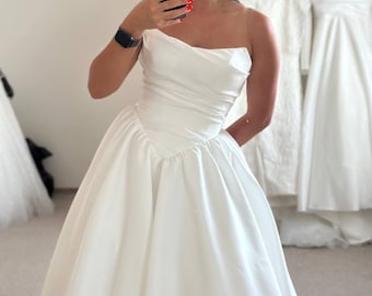 Weißer Stoff Langer Rock Bescheiden Off Schulter Kleid Satin Shan Sai Damenmode Elegantes Outfit, Klassisches Elegantes Kleid