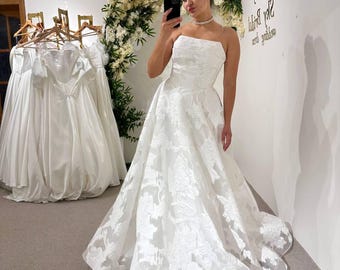 Romantic Lace Wedding Dress, Strapless Corset A-Line Bridal Gown, Floral Relief Pattern Skirt, Elegant Bride Outfit