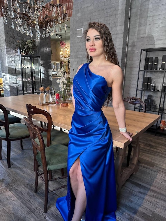 Vestido de dama de honor azul marino infinito, vestido largo