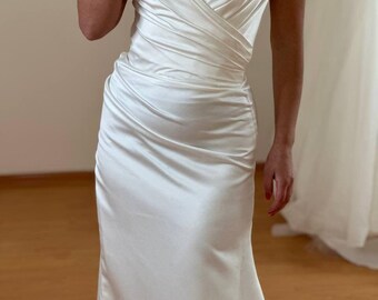 Vestido de noiva drapeado estilo Las Vegas, modelo tomara que caia com fenda exclusiva, vestido de noiva simples em cetim, vestido perfeito para festa de Dia dos Namorados.