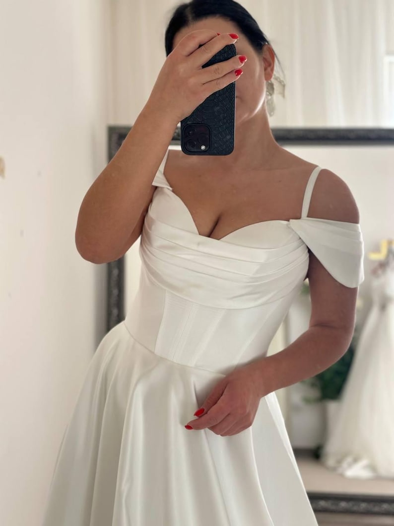 Robe de mariée trapèze corset satin traîne, décolleté cœur