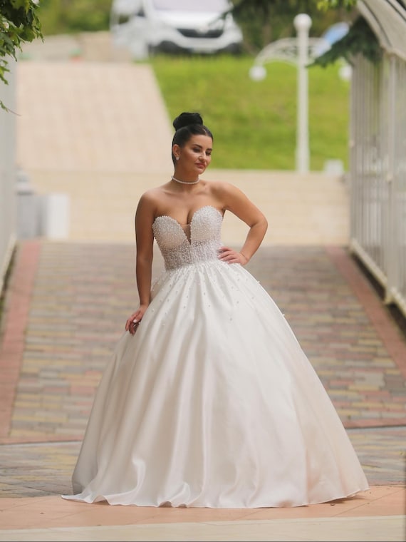 sweetheart beaded wedding dress Luxurious White Sweetheart Beaded Illusion Sleeves Sequined Ball Gown Long Tulle Wedding Dresses With Pearls And Appliques main image 1