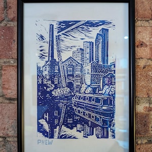 Grabado en linóleo de City Road Basin / Escena del canal de Londres / Ilustración de barco estrecho y horizonte tallada a mano / Impresión en relieve de edición limitada en azul