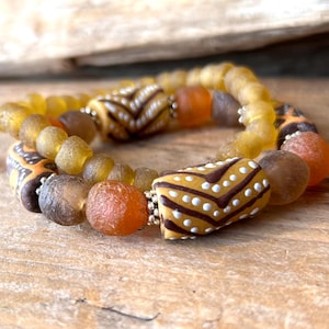 Afrikaans geschilderde glasarmband, gouden en bruine armband, Afrikaanse armband met glaskralen, gouden glazen armbandset, oranje glazen armband