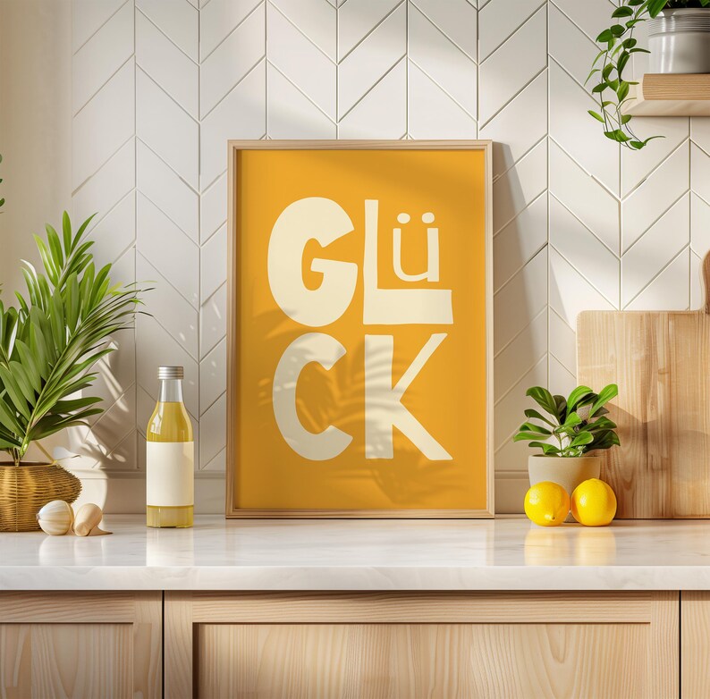 Gelbes Typografie Poster mit dem Wort „Glück“. Modernes glücklich Wandbild für Wohnzimmer, Küche oder Büro. Strahlt Motivation, Energie und Positivität aus – perfekt als Geschenk oder Deko für Zuhause und Familie.