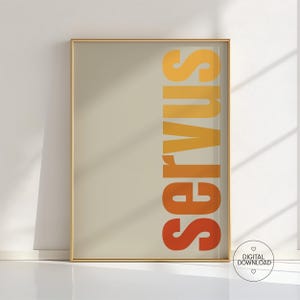 Könnte beinhalten: Ein gerahmter Kunstdruck mit dem Wort "SERVUS" in vertikalen, orangefarbenen und gelben Blockbuchstaben. Der Hintergrund ist hellbeige und der Rahmen goldfarben. Ein Symbol für digitalen Download befindet sich unten rechts.