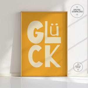 Gelbes Typografie Poster mit dem Wort „Glück“. Modernes Wandbild für Wohnzimmer, Küche oder Büro. Strahlt Motivation, Energie und Positivität aus – perfekt als Geschenk oder Deko für Zuhause und Familie.