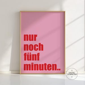 Könnte beinhalten: Ein gerahmter rosa Kunstdruck mit den Worten "nur noch fünf minuten.." in Rot. Der Druck hat einen goldenen Rahmen und einen weißen Hintergrund. Ein Digital-Download-Logo befindet sich in der unteren rechten Ecke.