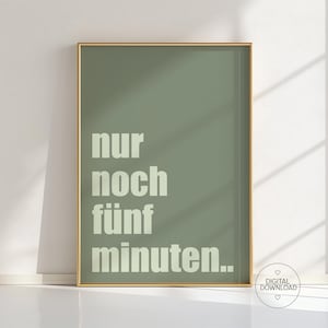 Könnte beinhalten: Ein gerahmter Druck mit einem salbeigrünen Hintergrund und einem goldenen Rahmen. Der Text "nur noch fünf minuten.." wird in weißer, serifenloser Schrift angezeigt. Ein kleines Logo für den digitalen Download befindet sich in der unteren rechten Ecke.
