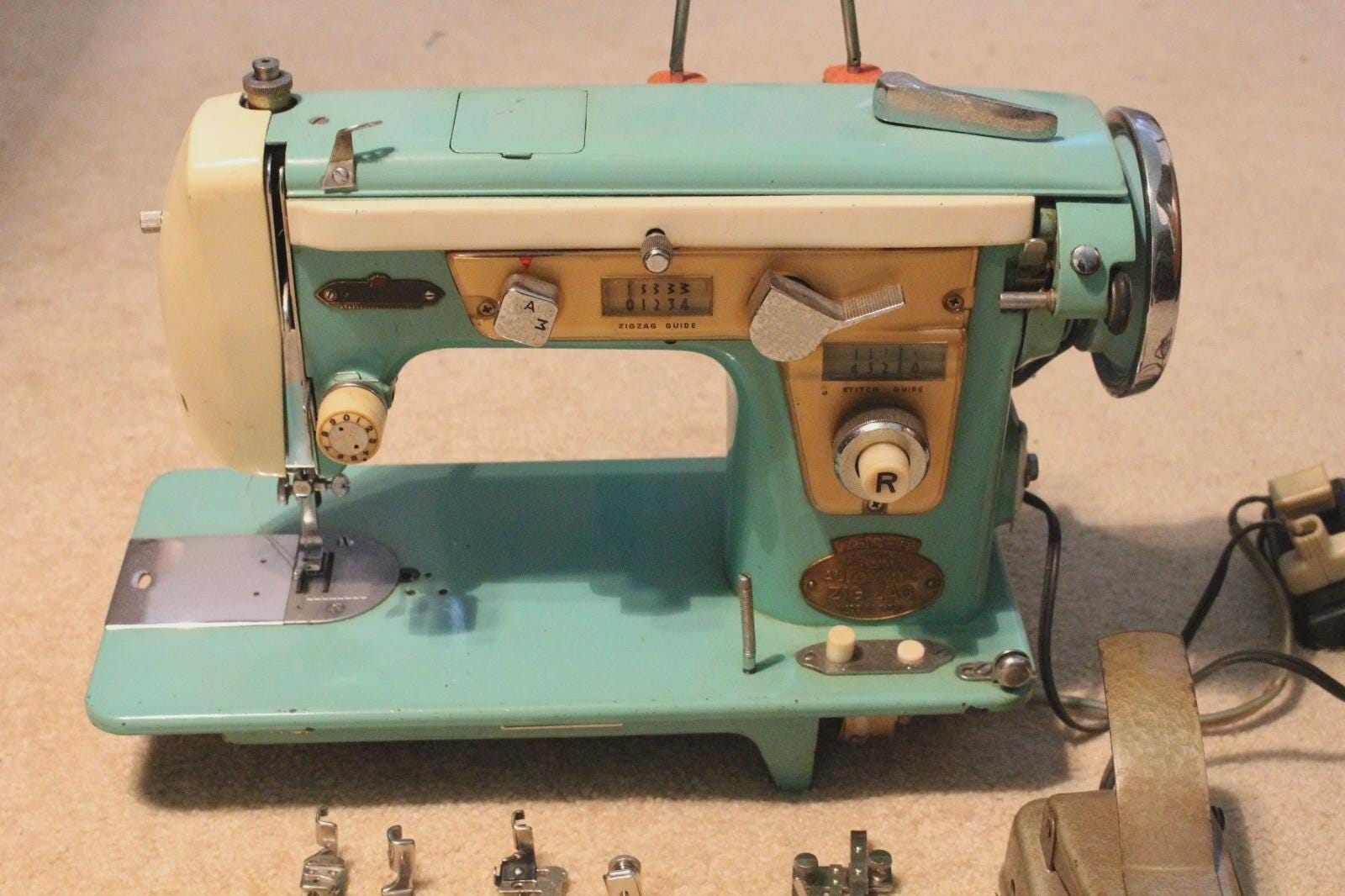 トルクメニスタンのアンティーク Vintage Zig Zag Super Deluxe Sewing Machine,turquoise,teal,works