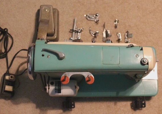 Vintage Zig Zag Super Deluxe Sewing Machine,turquoise,teal,works