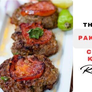 Peut inclure: Trois Chapli Kabab pakistanais, un type de galette de viande hachée, sont disposés sur une assiette blanche. Chaque galette est garnie d'une tranche de tomate et d'une branche de coriandre. Le texte "THE BEST PAKISTANI CHAPLI KABAB Recipes" est visible en arrière-plan.