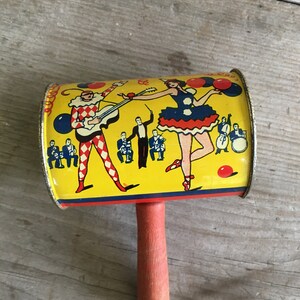 Antique Litho Noise Maker Metal Tin Can Mallet Rattle w/ Wooden Handle Ca. 1930s image 2