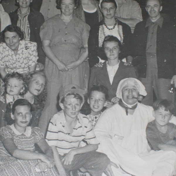 Vintage 1950 Foto di gruppo Persone in costume per il teatro o Halloween (2885-W)