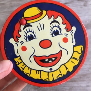 Antique Clown Litho Kirchhof Noise Maker Round Ratchet Style w/ Wooden Handle Ca. 1940s image 4